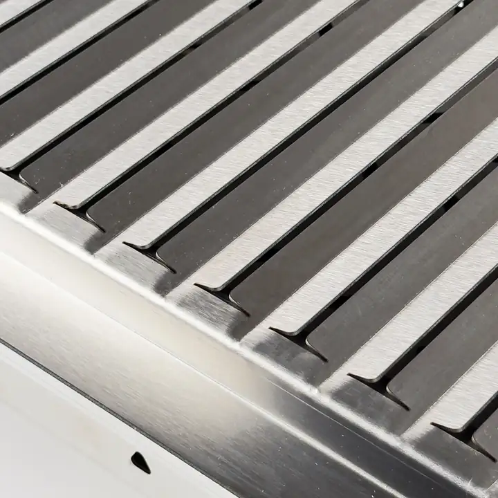 KVOX M1.3 pişirme ızgarasının derin yağ olukları, yakın çekim