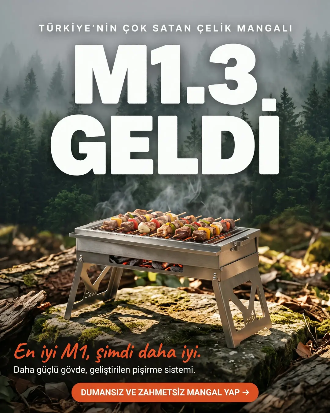 M1.3 Geldi. En iyi M1, şimdi daha iyi. Sisli ormanda yosunlu kayanın üstünde şişlerle KVOX M1.3 çelik mangal